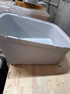 lot 3826 image: CRC T0746 Enclosed Cat Litter Box