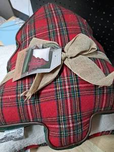 lot 3852 image: Edie Home Holiday Plaid Tree Pillow set