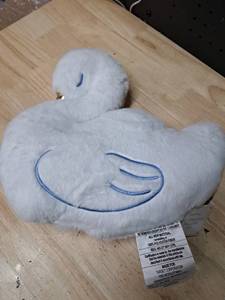 lot 4026 image: White Cloud Shaped Decorative Pillow