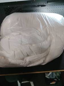 lot 7525 image: White Unknown Size Comforter