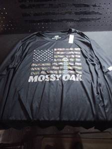 lot 8459 image: Mossy Oak Camo Flag T-Shirt Size Large
