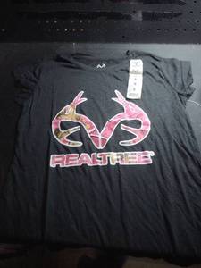 lot 8460 image: Realtree Pink Camo Logo T-Shirt