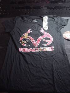 lot 8462 image: Realtree Pink Camo Logo T-Shirt