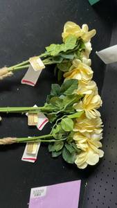 lot 10340 image: Yellow Rose Stems Bundle
