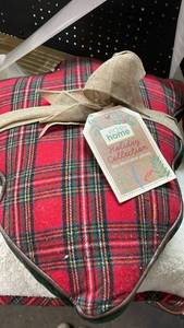 lot 13346 image: EdieHome Holiday Decorative Pillow Set