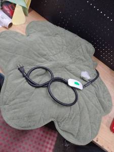 lot 9963 image: Clove shape heated pet bed (damaged see pics)