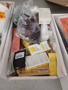 lot 25253 image: Mixed Beauty Products and Cosmetics Lot