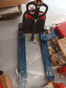 lot 25008 image: Spiderway Pallet Jack With 1 Battery