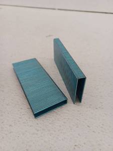 lot 24747 image: Pack Of Crown Staples, 1 34 inch Leg, 716 Inch Wide