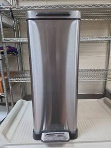 lot 1 image: Home Zone Kitchen 40L Step Trash Can