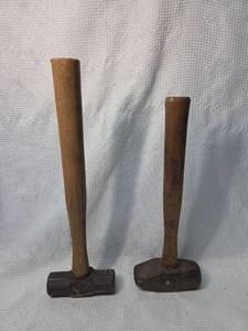 lot 76 image: Lot of 2 small sledgehammers