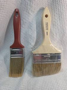 lot 111 image: Lot of 2 paint brushes