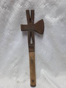 lot 138 image: Vintage box & crate hammer tomahawk