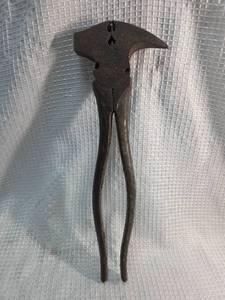 lot 146 image: Vintage Craftsman fencing pliers
