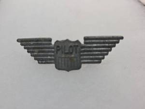lot 194 image: 1940s Pilot Wings Pin
