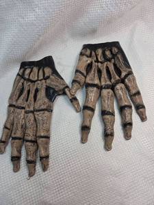 lot 202 image: Decorative Skeleton Hands Halloween Props