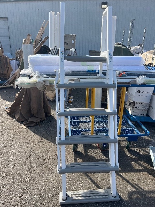 lot 25 image: 4 � PVC Lightweight Durable Above Ground Pool Ladder - 6 Steps & Side rails on Top - Grey & White
