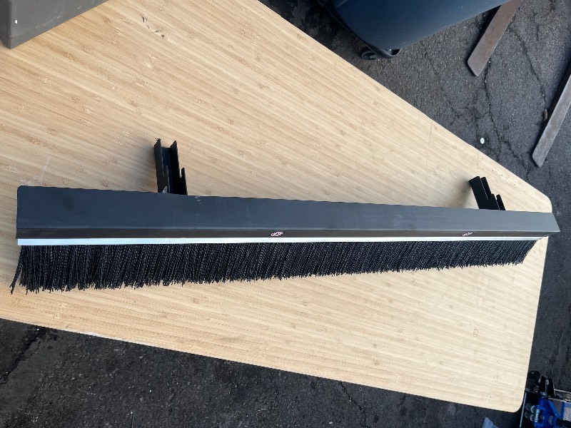 lot 121 image: Rawlings Pull Behind Brush - Attach Rope or Chain - Great for any home set up or for a Coach Etc - Professional quality