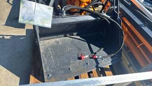 lot 5013 image: Landhonor 44 inch 4-In-1 Combo Mini Skid Steer Bucket - MCB-72-44W unused