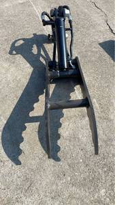 lot 6049 image: IRETC - Mini Hydraulic Thumb Clamp Attachment - Unused