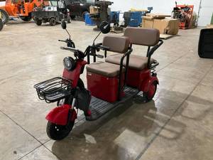 lot 6031 image: IRGC40 - Red High-End Mini Golf Cart - Electric Tricycle - Unused