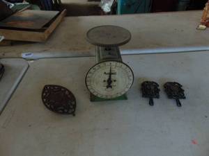 lot 2456 image: Trivets and Kitchen Scale