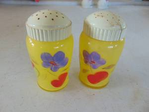 lot 2471 image: Salt and Pepper Shakers - Hand Painted