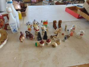 lot 2472 image: Selection of Salt and Pepper Shakers -