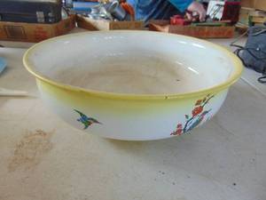 lot 2482 image: Large Hummingbird themed Bowl