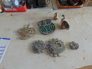 lot 2487 image: Trivets - Rooster themed and More