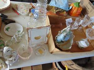 lot 2489 image: Mixing Bowl - Measuring Cup - Decor and more