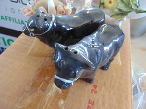 lot 2491 image: Salt and Pepper - Lefton and Holland Pottery