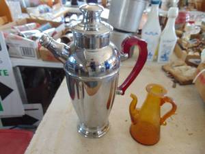 lot 2495 image: Carafe - Teapot - not sure - but I like the handle