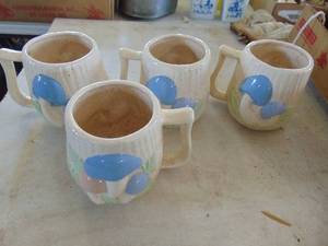 lot 2497 image: 4 - Arnels Mushroom Mugs