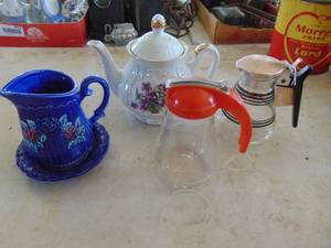 lot 2511 image: Syrup Dispenser- Blue Mojica - Small Pyrex Carafe and more