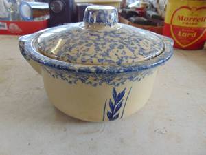 lot 2512 image: Roseville Crock Bowl with Lid