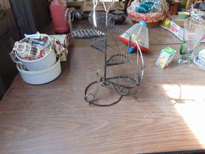 lot 2526 image: Metal Whatnot Rack