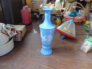 lot 2527 image: Blue VaseBottleDecanter - -