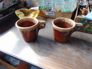 lot 2538 image: 2 Hull Brown Drip Coffee Cups