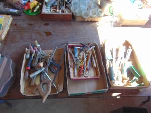 lot 2555 image: Screwdrivers and Garden Tools