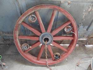 lot 2559 image: Vintage Wagon Wheel Chandelier