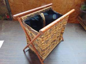 lot 2597 image: Vintage Knitting Bag - Stand