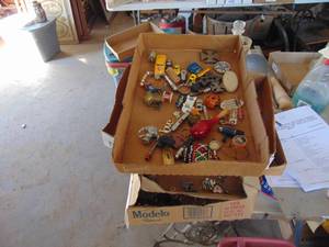 lot 2600 image: 4 Flats of Assorted Small ItemsJewelry