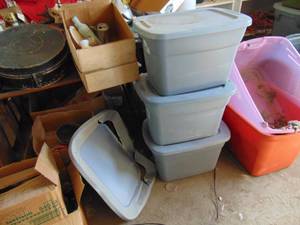 lot 2605 image: 3 Sterilite Tubs