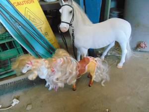 lot 2615 image: 3 Horses 12 and 8 tall