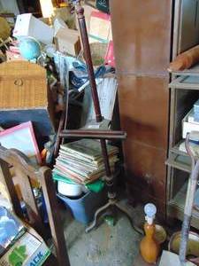 lot 2617 image: Art Easel    not sure what this is - - -