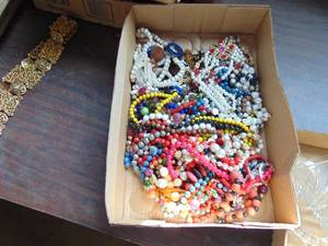 lot 2630 image: Selection of Costume Jewelry - Necklaces