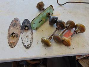 lot 2643 image: Vintage Door Knobs and Hardware