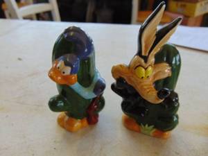 lot 2644 image: Pair of Salt and Pepper shakers