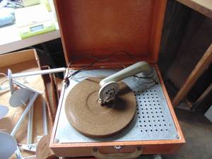 lot 2656 image: Vintage Portable Record Player - No needle